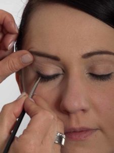 Smokey Eyes zu Weihnachten oder Silvester schminken – Kajalstrich Wimpernrand 2 10 Smokey Eyes zu Weihnachten oder Silvester schminken – Kajalstrich Wompernrand 2 225x300 Smokey Eyes zu Weihnachten oder Silvester Schminkanleitung
