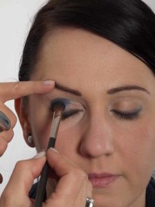 Smokey Eyes zu Weihnachten oder Silvester schminken – Erster Lidschatten 1 12 Smokey Eyes zu Weihnachten oder Silvester schminken – Erster Lidschatten 1 225x300 Smokey Eyes zu Weihnachten oder Silvester Schminkanleitung