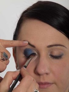 Smokey Eyes zu Weihnachten oder Silvester schminken – Erster Lidschatten 2 13 Smokey Eyes zu Weihnachten oder Silvester schminken – Erster Lidschatten 2 225x300 Smokey Eyes zu Weihnachten oder Silvester Schminkanleitung