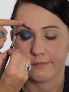 Smokey Eyes zu Weihnachten oder Silvester schminken – Erster Lidschatten 3 14 Smokey Eyes zu Weihnachten oder Silvester schminken – Erster Lidschatten 3 225x300 Smokey Eyes zu Weihnachten oder Silvester Schminkanleitung