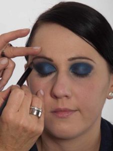 Smokey Eyes zu Weihnachten oder Silvester schminken – Zweiter Lidschatten 1 15 Smokey Eyes zu Weihnachten oder Silvester schminken – Zweiter Lidschatten 1 225x300 Smokey Eyes zu Weihnachten oder Silvester Schminkanleitung