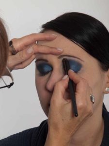 Smokey Eyes zu Weihnachten oder Silvester schminken – Zweiter Lidschatten 2 16 Smokey Eyes zu Weihnachten oder Silvester schminken – Zweiter Lidschatten 2 225x300 Smokey Eyes zu Weihnachten oder Silvester Schminkanleitung
