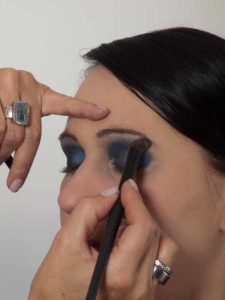 Smokey Eyes zu Weihnachten oder Silvester schminken – Zweiter Lidschatten 3 17 Smokey Eyes zu Weihnachten oder Silvester schminken – Zweiter Lidschatten 3 225x300 Smokey Eyes zu Weihnachten oder Silvester Schminkanleitung