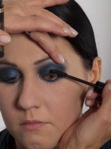 Smokey Eyes zu Weihnachten oder Silvester schminken – Wimpern tuschen 1 22 Smokey Eyes zu Weihnachten oder Silvester schminken – Wimpern tuschen 1 225x300 Smokey Eyes zu Weihnachten oder Silvester Schminkanleitung