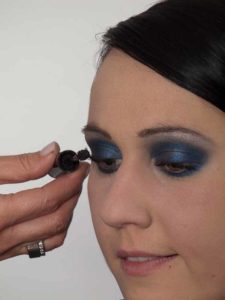 Smokey Eyes zu Weihnachten oder Silvester schminken – Wimpern tuschen 2 23 Smokey Eyes zu Weihnachten oder Silvester schminken – Wimpern tuschen 2 225x300 Smokey Eyes zu Weihnachten oder Silvester Schminkanleitung