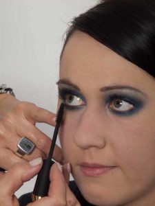 Smokey Eyes zu Weihnachten oder Silvester schminken – Wimpern tuschen 3 24 Smokey Eyes zu Weihnachten oder Silvester schminken – Wimpern tuschen 3 225x300 Smokey Eyes zu Weihnachten oder Silvester Schminkanleitung