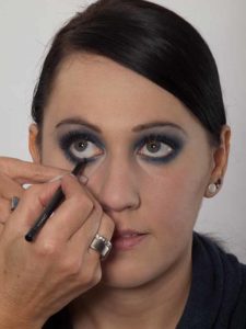 Smokey Eyes zu Weihnachten oder Silvester schminken – Kajalstrich inneres Augenlid 1 25 Smokey Eyes zu Weihnachten oder Silvester schminken – Kajalstrich inneres Augenlid 1 225x300 Smokey Eyes zu Weihnachten oder Silvester Schminkanleitung