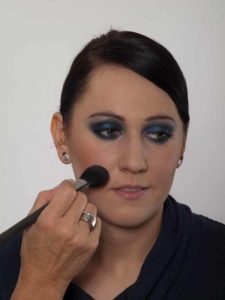 Smokey Eyes zu Weihnachten oder Silvester schminken – Rouge 2 28 Smokey Eyes zu Weihnachten oder Silvester schminken – Rouge 2 225x300 Smokey Eyes zu Weihnachten oder Silvester Schminkanleitung