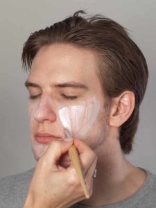 02 Alter Mann – Schminken und Kostüm für Karneval selber machen Grundierung 1 225x300 Alter Mann – Schminken und Kostüm für Karneval selber machen   Schminkanleitung