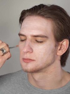 03 Alter Mann – Schminken und Kostüm für Karneval selber machen Grundierung 2 225x300 Alter Mann – Schminken und Kostüm für Karneval selber machen   Schminkanleitung