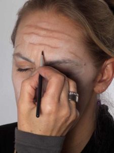 Als -alte Frau- für Karneval oder Mottoparty schminken - Stirnfalten 04 Als alte Frau für Karneval oder Mottoparty schminken Stirnfalten 225x300 Als „alte Frau“ für Karneval oder Mottoparty schminken Schminkanleitung