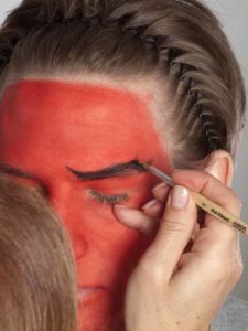 Teufel - klassische Variante in rot schminken Augenbrauen 1 04 Teufel klassische Variante in rot schminken Augenbrauen 1 225x300 Teufel – die klassische Variante in rot schminken Schminkanleitung