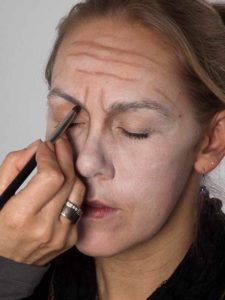 Als -alte Frau- für Karneval oder Mottoparty schminken - Augenbrauen 05 Als alte Frau für Karneval oder Mottoparty schminken Augenbrauen 225x300 Als „alte Frau“ für Karneval oder Mottoparty schminken Schminkanleitung