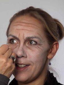 Als -alte Frau- für Karneval oder Mottoparty schminken - Augenfalten 06 Als alte Frau für Karneval oder Mottoparty schminken Augenfalten 225x300 Als „alte Frau“ für Karneval oder Mottoparty schminken Schminkanleitung