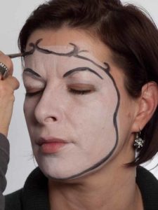 06 Pierrot Schminken für Karneval Umrandung 2 225x300 Pierrot – Schminken für Karneval   Schminkanleitung