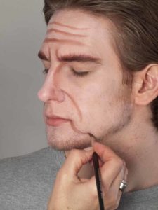 07 Alter Mann – Schminken und Kostüm für Karneval selber machen Falten Mundwinkel 225x300 Alter Mann – Schminken und Kostüm für Karneval selber machen   Schminkanleitung