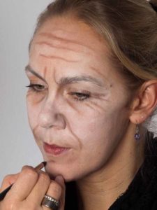 Als -alte Frau- für Karneval oder Mottoparty schminken - Kinn 08 Als alte Frau für Karneval oder Mottoparty schminken Kinn 225x300 Als „alte Frau“ für Karneval oder Mottoparty schminken Schminkanleitung