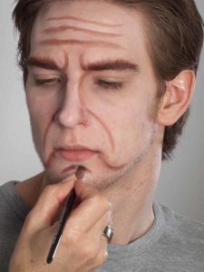 08 Alter Mann – Schminken und Kostüm für Karneval selber machen Falten Kinn 225x300 Alter Mann – Schminken und Kostüm für Karneval selber machen   Schminkanleitung