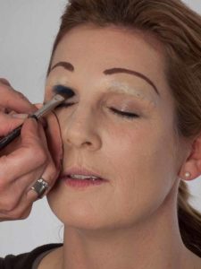 Katzenberger - schminken und Kostüm für Karneval selber machen - Augen make up 1 08 Katzenberger schminken und Kostüm für Karneval selber machen Augen make up 1 225x300 Daniela Katzenberger Kostüm – für Karneval schminken und verkleiden Schminkanleitung