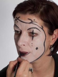 08 Pierrot Schminken für Karneval Augen Make up 2 225x300 Pierrot – Schminken für Karneval   Schminkanleitung