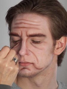 09 Alter Mann – Schminken und Kostüm für Karneval selber machen Falten Augen 225x300 Alter Mann – Schminken und Kostüm für Karneval selber machen   Schminkanleitung