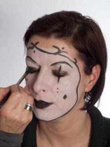 09 Pierrot Schminken für Karneval Augen Make up 3 225x300 Pierrot – Schminken für Karneval   Schminkanleitung