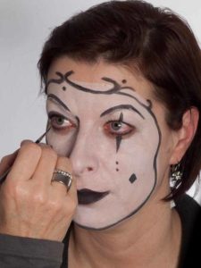10 Pierrot Schminken für Karneval Augen Make up 4 225x300 Pierrot – Schminken für Karneval   Schminkanleitung