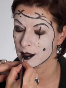 11 Pierrot Schminken für Karneval Lippen 225x300 Pierrot – Schminken für Karneval   Schminkanleitung