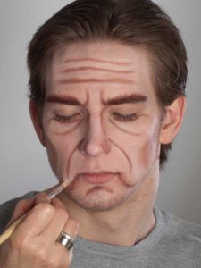 12 Alter Mann – Schminken und Kostüm für Karneval selber machen Falten betonen 2 225x300 Alter Mann – Schminken und Kostüm für Karneval selber machen   Schminkanleitung