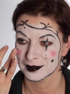 12 Pierrot Schminken für Karneval Rouge 225x300 Pierrot – Schminken für Karneval   Schminkanleitung