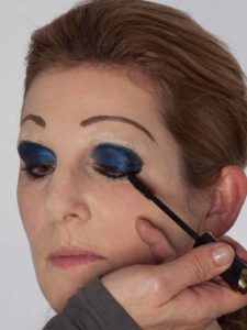 Katzenberger - schminken und Kostüm für Karneval selber machen -Wimpern 13 Katzenberger schminken und Kostüm für Karneval selber machen Wimpern 225x300 Daniela Katzenberger Kostüm – für Karneval schminken und verkleiden Schminkanleitung