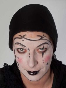 13 Pierrot Schminken für Karneval 225x300 Pierrot – Schminken für Karneval   Schminkanleitung