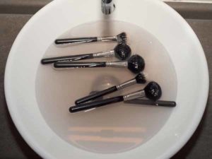 Make up Pinsel einweichen 01 Make up Pinsel einweichen 300x225 Make up Pinsel reinigen