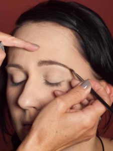 Dita von Teesen - Make up Look schminken - Augenbrauen schminken 1 07 Dita von Teesen Make up Look schminken Augenbrauen schminken 1 225x300 Dita von Teese – Make up Look schminken Schminkanleitung