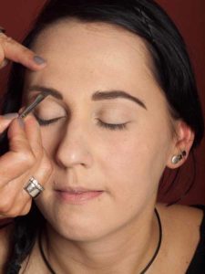 Dita von Teesen - Make up Look schminken - Augenbrauen schminken 2 08 Dita von Teesen Make up Look schminken Augenbrauen schminken 2 225x300 Dita von Teese – Make up Look schminken Schminkanleitung