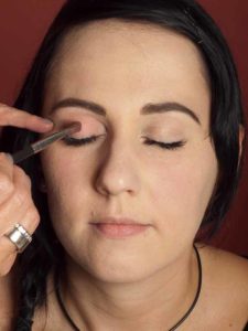 Dita von Teesen - Make up Look schminken - Lidschatten 1 11 Dita von Teesen Make up Look schminken Lidschatten 1 225x300 Dita von Teese – Make up Look schminken Schminkanleitung