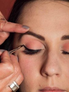 Dita von Teesen - Make up Look schminken - Lidstrich mit Eyeliner schminken 1 13 Dita von Teesen Make up Look schminken Lidstrich mit Eyeliner schminken 1 225x300 Dita von Teese – Make up Look schminken Schminkanleitung