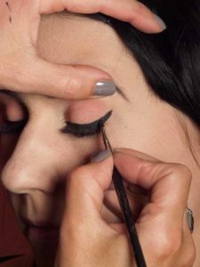 Dita von Teesen - Make up Look schminken - Lidstrich mit eyeliner schminken 2 14 Dita von Teesen Make up Look schminken Lidstrich mit eyeliner schminken 2 225x300 Dita von Teese – Make up Look schminken Schminkanleitung
