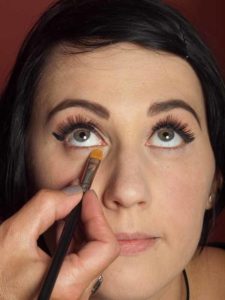 Dita von Teesen - Make up Look schminken Lidschatten unteres Augenlid 2 16 Dita von Teesen Make up Look schminken Lidschatten unteres Augenlid 2 225x300 Dita von Teese – Make up Look schminken Schminkanleitung