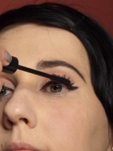 Dita von Teesen - Make up Look schminken - Wimpern tuschen 1 17 Dita von Teesen Make up Look schminken Wimpern tuschen 1 225x300 Dita von Teese – Make up Look schminken Schminkanleitung