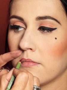 Dita von Teesen - Make up Look schminken - Lippen schminken 1 22 Dita von Teesen Make up Look schminken Lippen schminken 1 225x300 Dita von Teese – Make up Look schminken Schminkanleitung