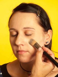 03 Katy Perry Make up Look schminken Grundierung 225x300 Katy Perry Make up Look Schminkanleitung
