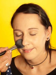 04 Katy Perry Make up Look schminken Puder 225x300 Katy Perry Make up Look Schminkanleitung