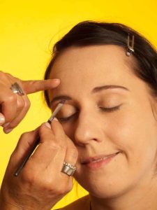 05 Katy Perry Make up Look schminken Augenbrauen 1 225x300 Katy Perry Make up Look Schminkanleitung