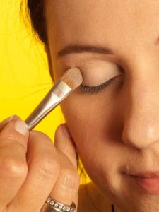 07 Katy Perry Make up Look schminken Lidschatten grundieren 225x300 Katy Perry Make up Look Schminkanleitung