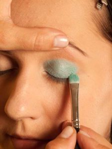 11 Katy Perry Make up Look schminken Türkisfarbener Lidschatten 2 225x300 Katy Perry Make up Look Schminkanleitung