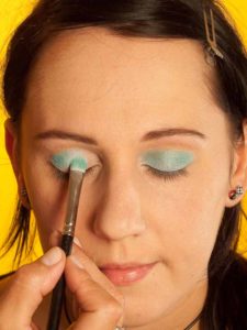 12 Katy Perry Make up Look schminken Türkisfarbener Lidschatten 3 225x300 Katy Perry Make up Look Schminkanleitung