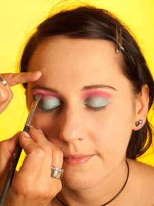 15 Katy Perry Make up Look schminken Pinker Lidschatten 3 225x300 Katy Perry Make up Look Schminkanleitung