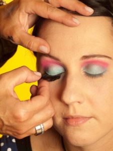 17 Katy Perry Make up Look schminken Künstliche Wimpern 1 225x300 Katy Perry Make up Look Schminkanleitung