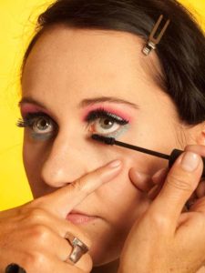 20 Katy Perry Make up Look schminken Wimpern tuschen 2 225x300 Katy Perry Make up Look Schminkanleitung